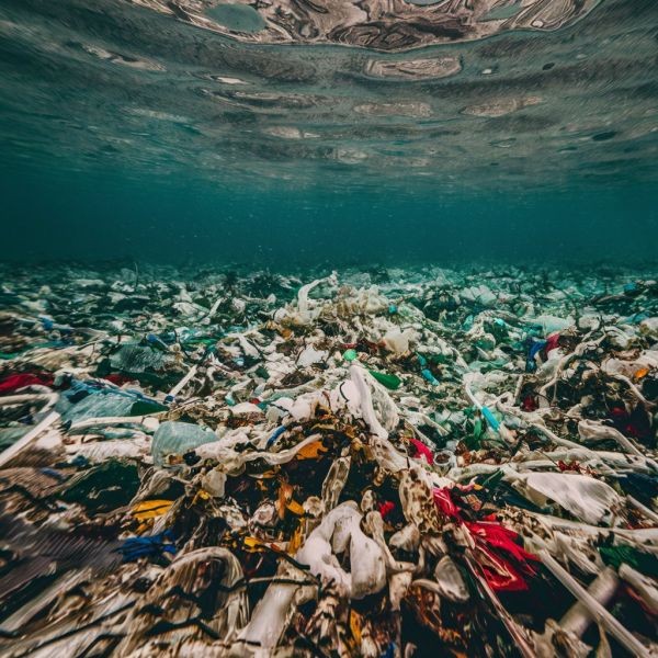 plastikowe odpady w oceanie