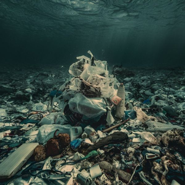 plastik na dnie oceanów